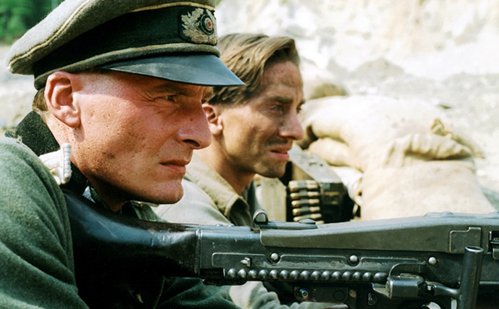 Two soldiers at a machine gun position